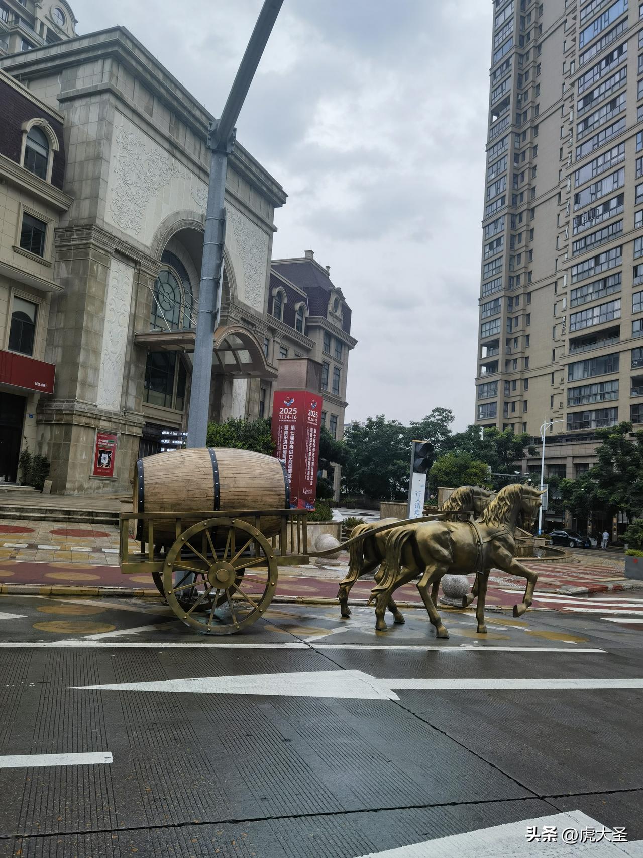 相册里有张超绝的天空风景图。画面里，街道上那独特的双铜马拉双木桶特别吸睛，仿佛把