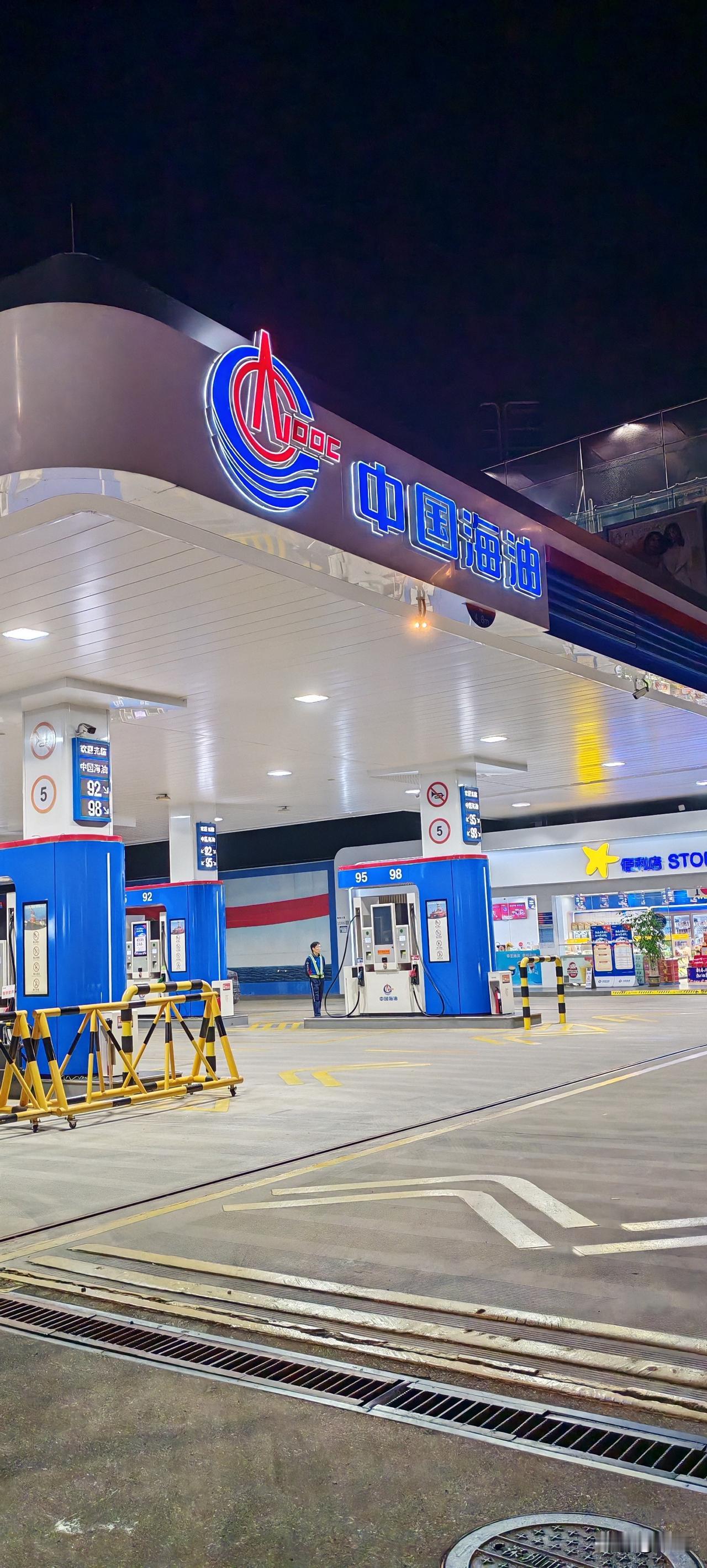 今天休息，睡一天，现在是晚上9点50分了，我刚刚吃完晚饭。
休息不能浪费了，必须