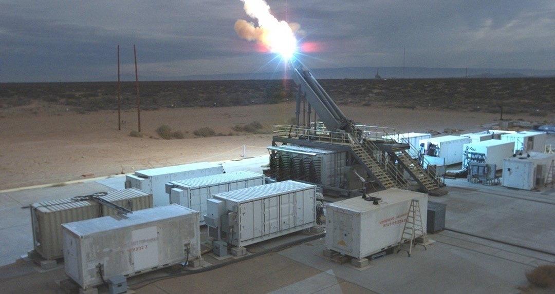 特朗普政府在新墨西哥州白沙试验场启动了电磁轨道炮的研发。该项目在拜登任内被冻结。