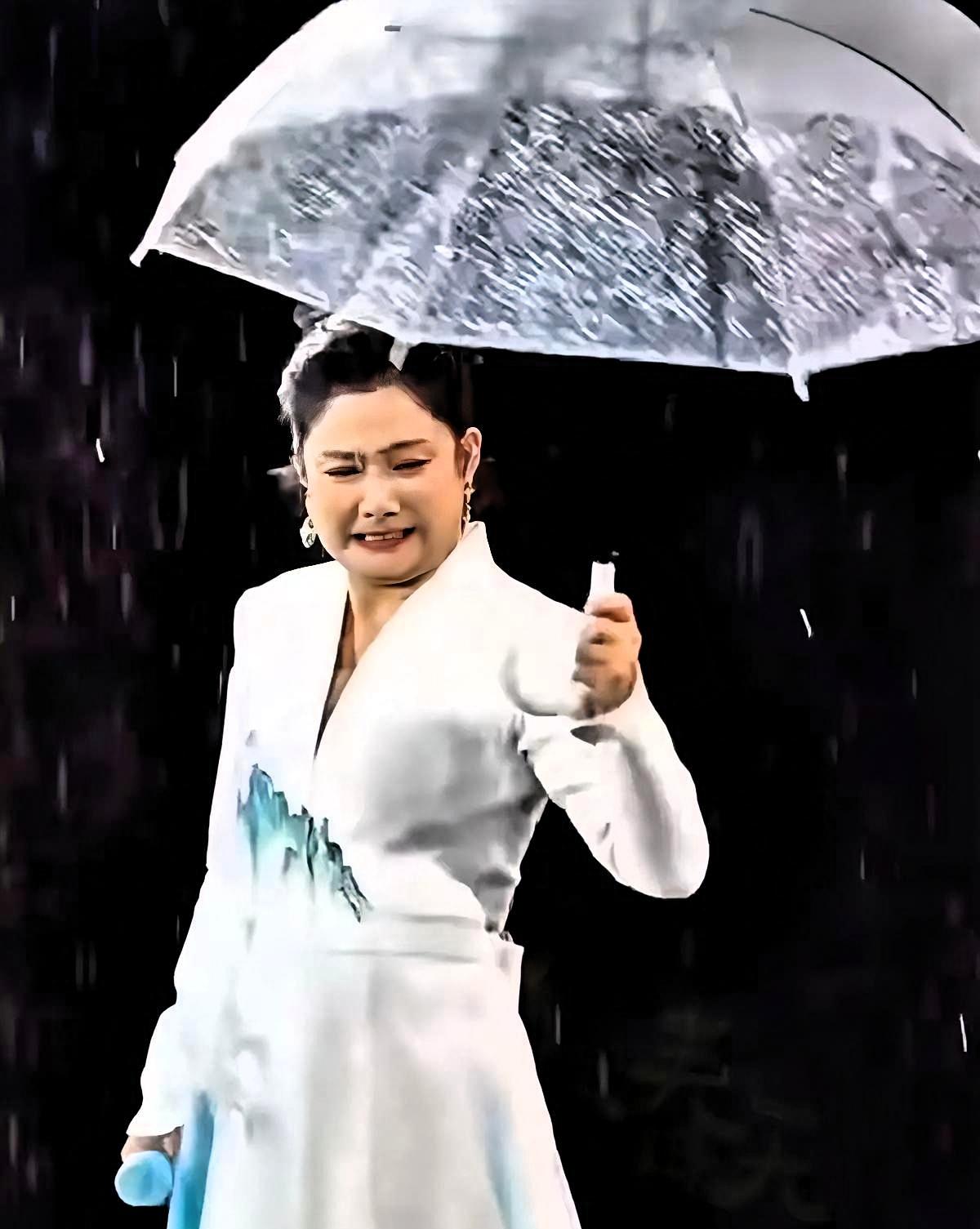 曾毅扔伞把玲花整破防了😂
 
曾毅这次耍帅也太莽撞了！演唱会上突然把伞扔了，旁