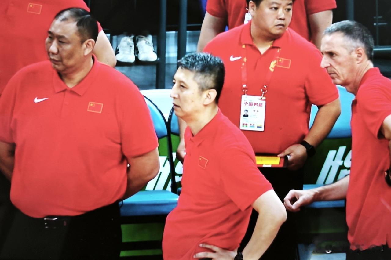 突发，徐昕后脑着地，被迫下场检查！

这对于中国男篮损失很大，当然希望徐昕不要有