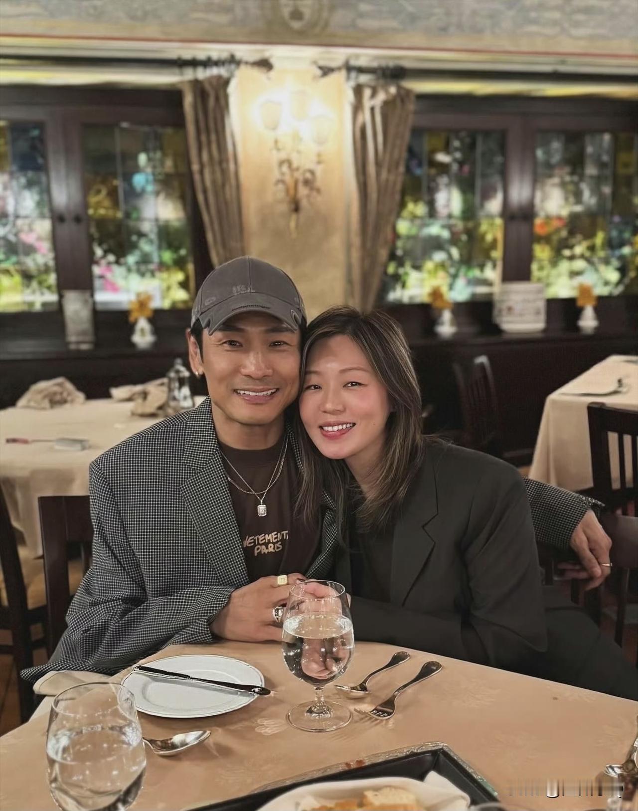 没想到杜德伟的老婆这么年轻啊，就算杜德伟被称为不老男神，和老婆同框还是有明显年龄