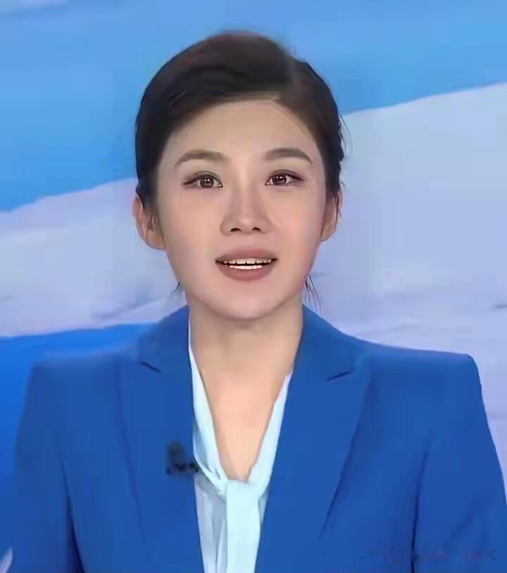 美女主持人郑子可，天生丽质，才貌出众，看过她主持《朝闻天下》的栏目，有种国泰民安