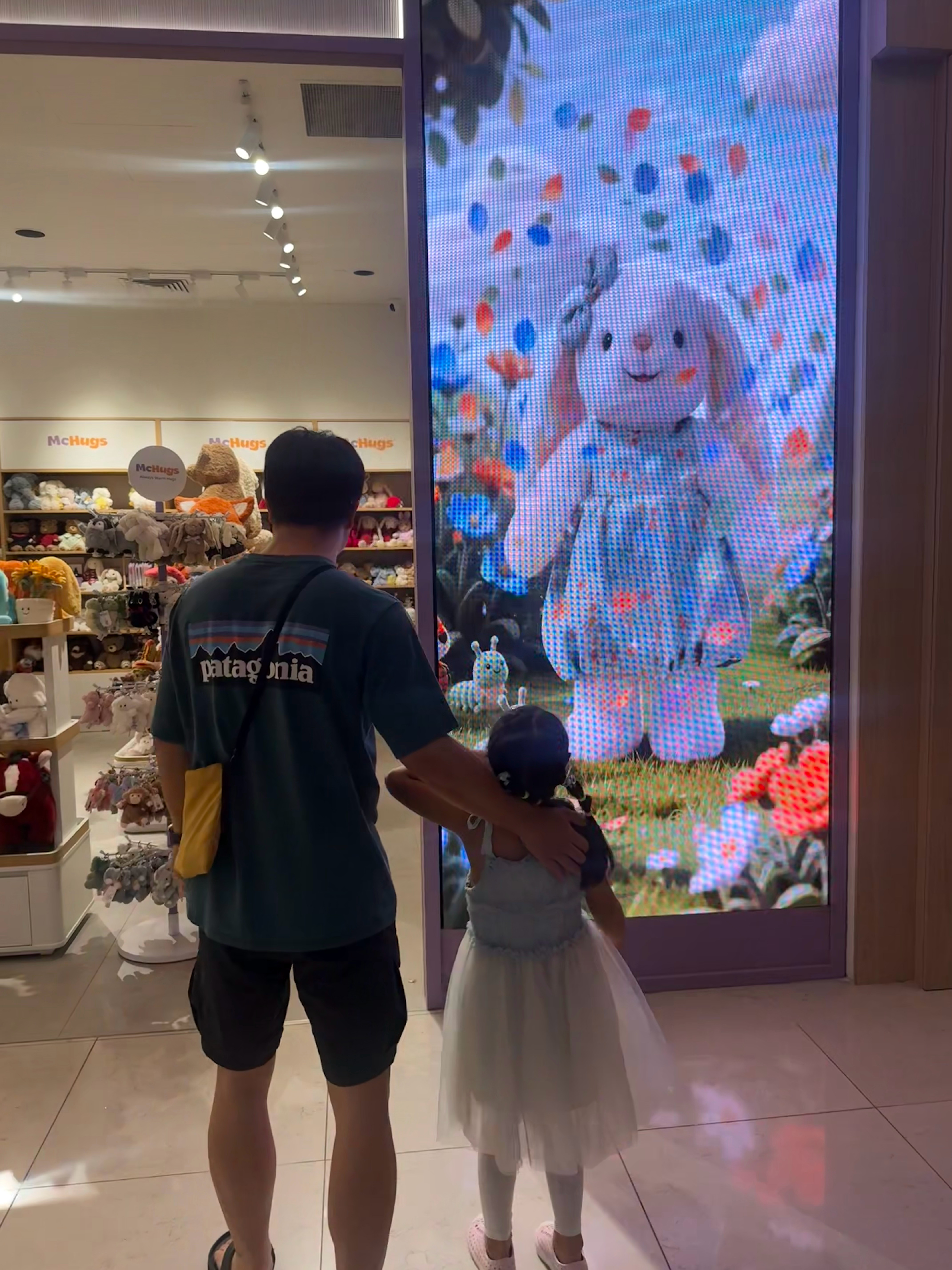 后来艾文跟着同学走了妹在这家店前流连忘返我自己逛去了不知道她有没有收获 