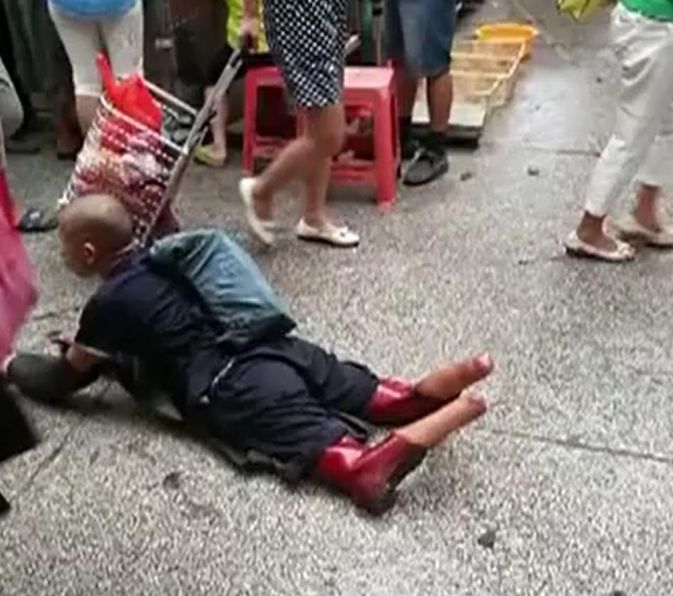 2016年，广州男子买菜时，偶遇双脚被截断的乞丐，仔细辨认下发现，这竟是失踪12