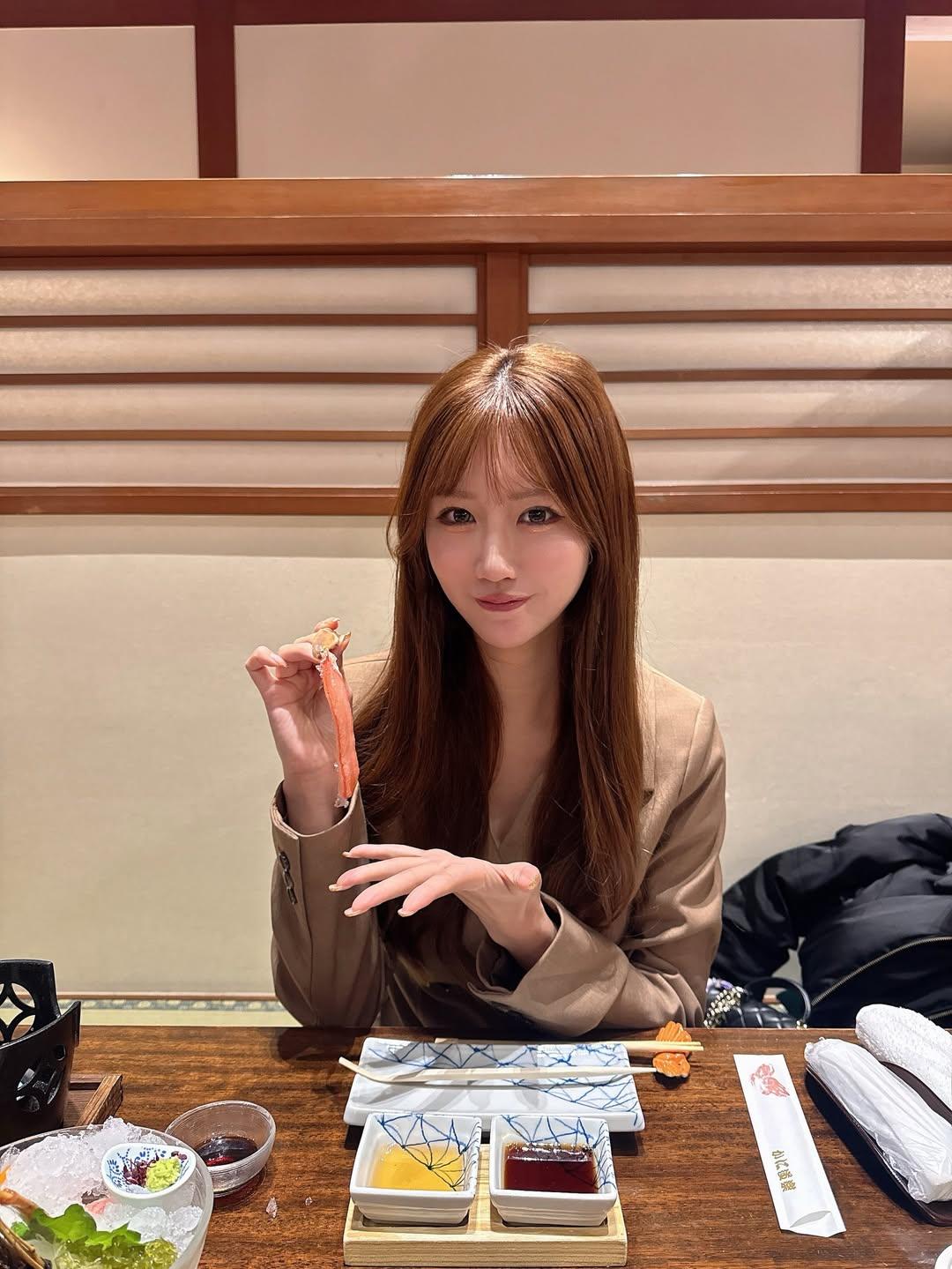 在温暖的餐厅里吃寿司，简直是一种极致享受。
之前一个午后，我进了一家素食寿司店。