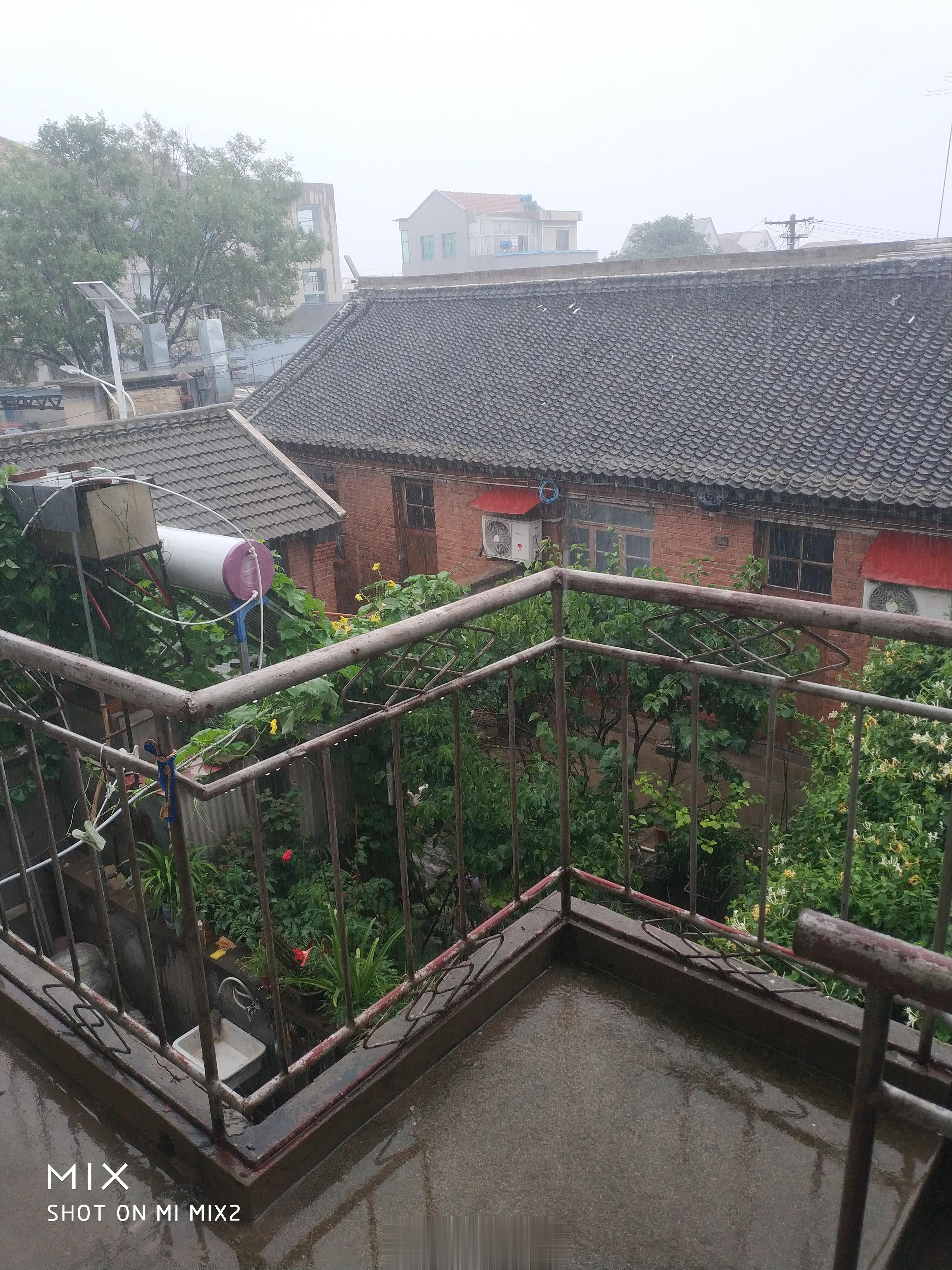 根据天气预报，近几天京津冀地区正是大雨频发季节，已知北京的许多旅游景点都临时关闭