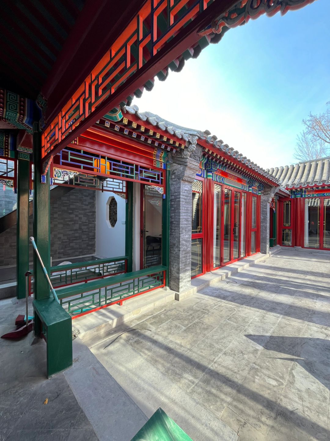 什刹海全新精装四合院，还带大露台，有车库