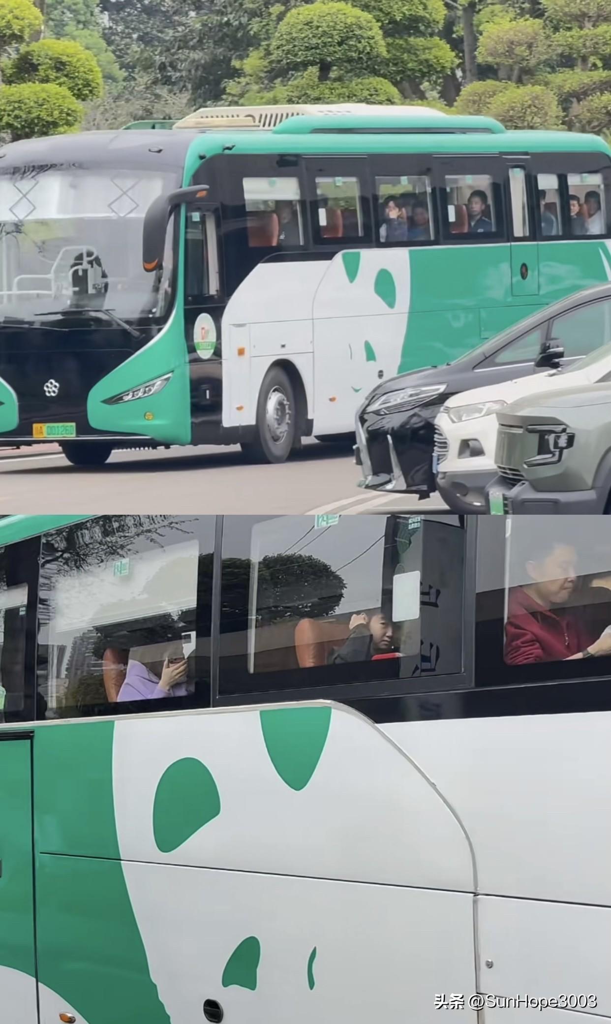 3.27日，莎莎楚钦等国乒队员在成都出发，前往澳门参加世界杯。

莎莎一身黑色打