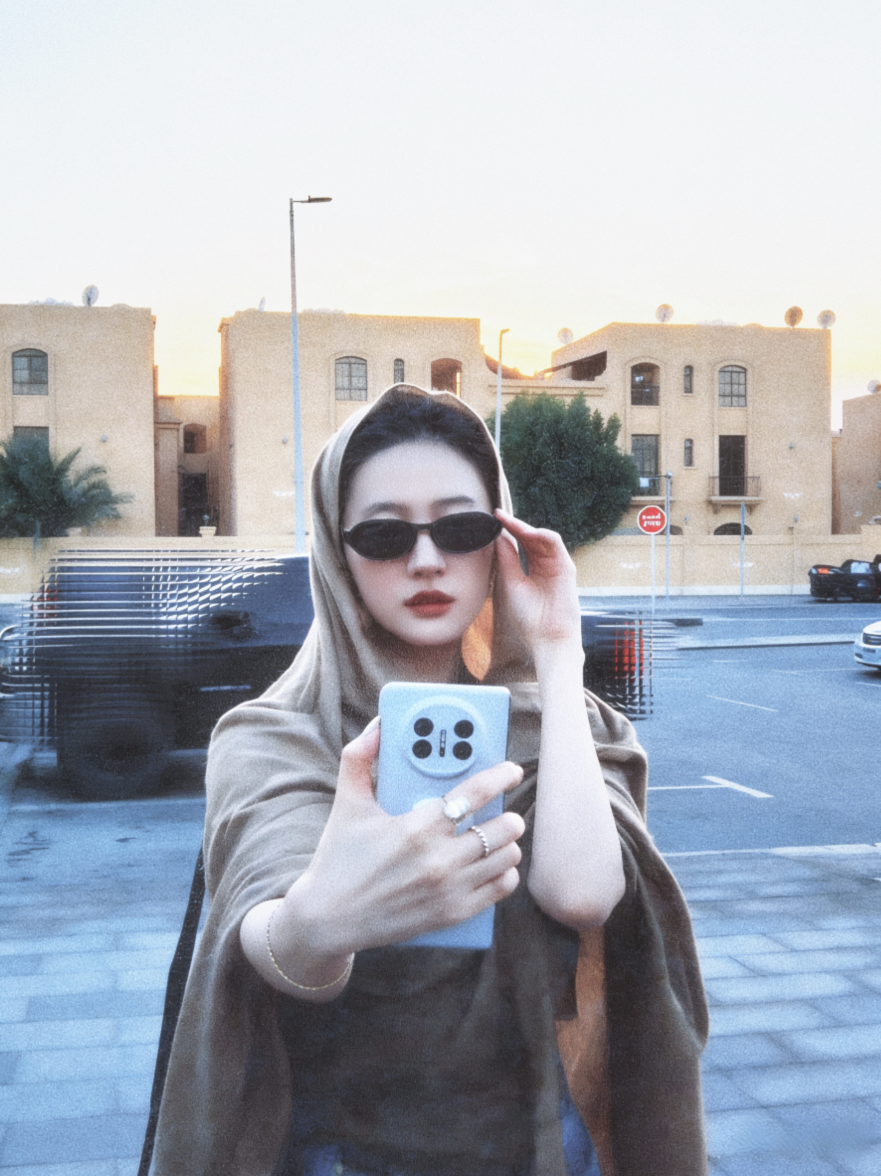 🤳🏻 神秘的东方人盗走了沙漠之星起飞前在案发现场嚣张地留下一张自拍 史称阿布