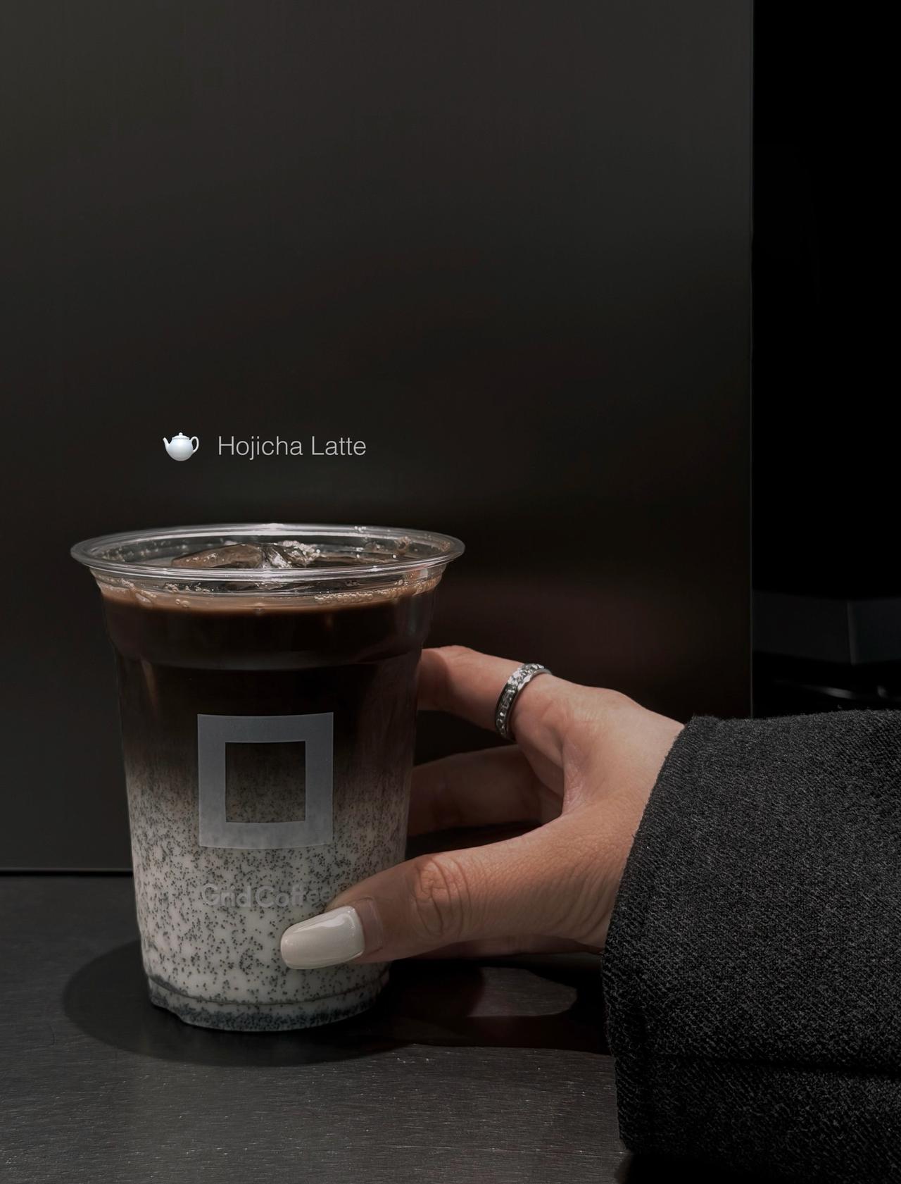 第一次见有人把焙茶跟这个放一起的……
📍广州 Grid Coffee(天环广场