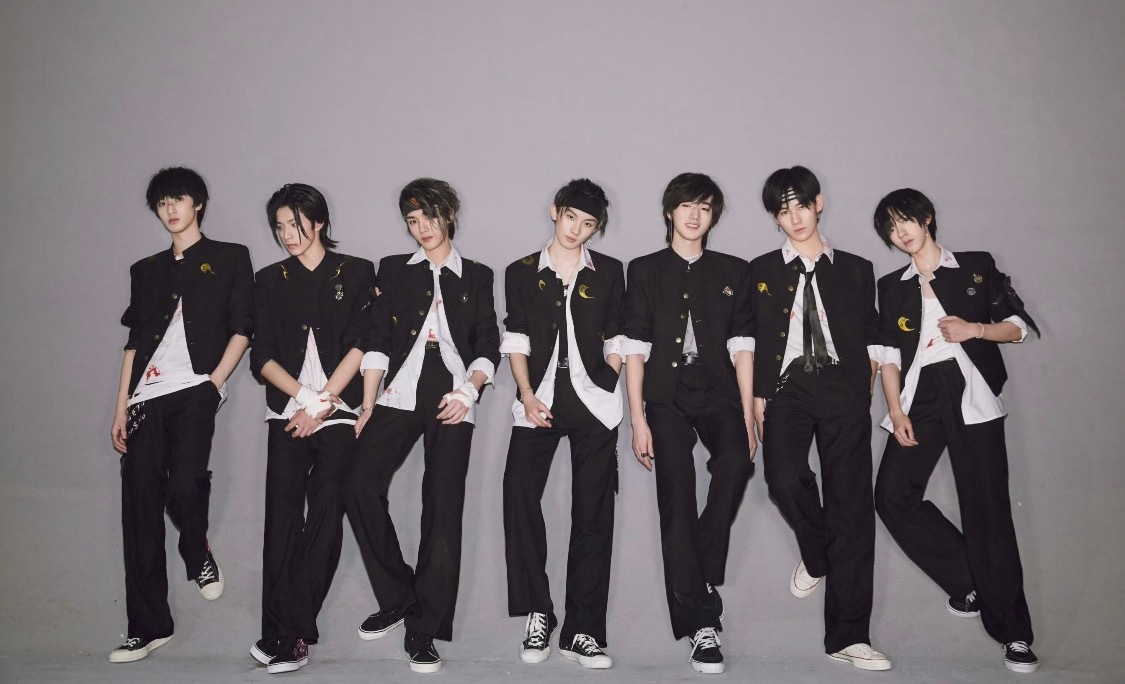 时代峰峻伟大的16岁时期从一代到四代，时代峰峻16岁的爱豆时期完全就是白月光一样