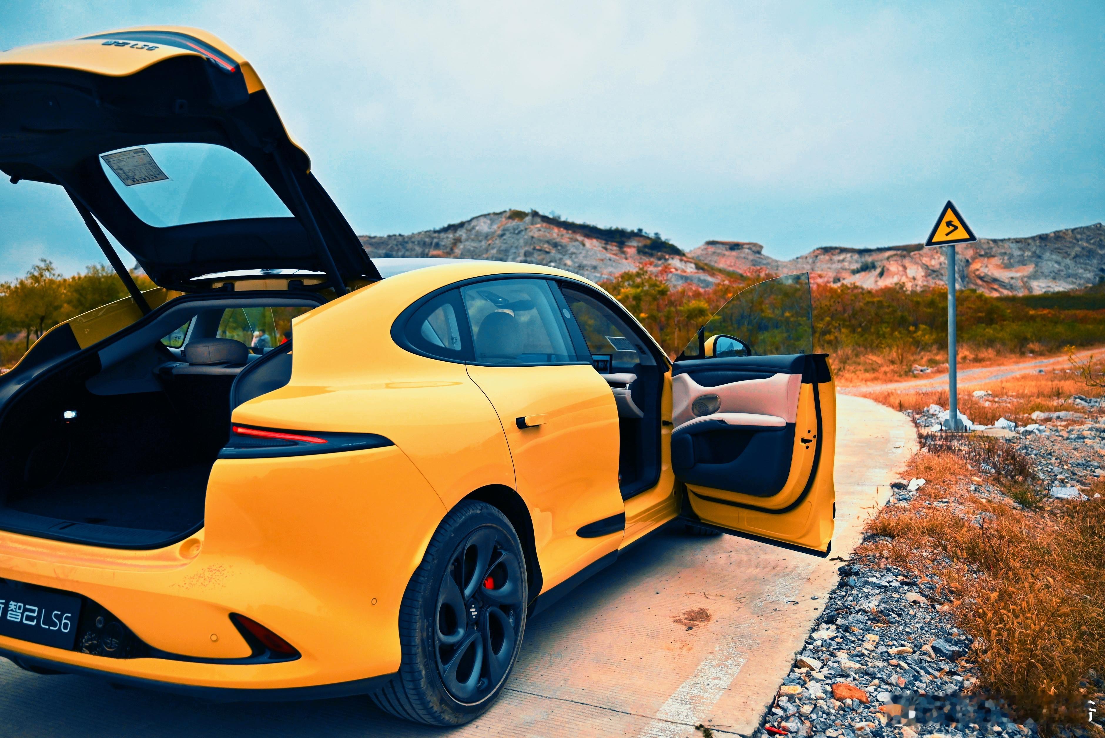 前些日子试驾了#智己ls6# ，不禁就想，国产车什么时候这么厉害了？原地360度