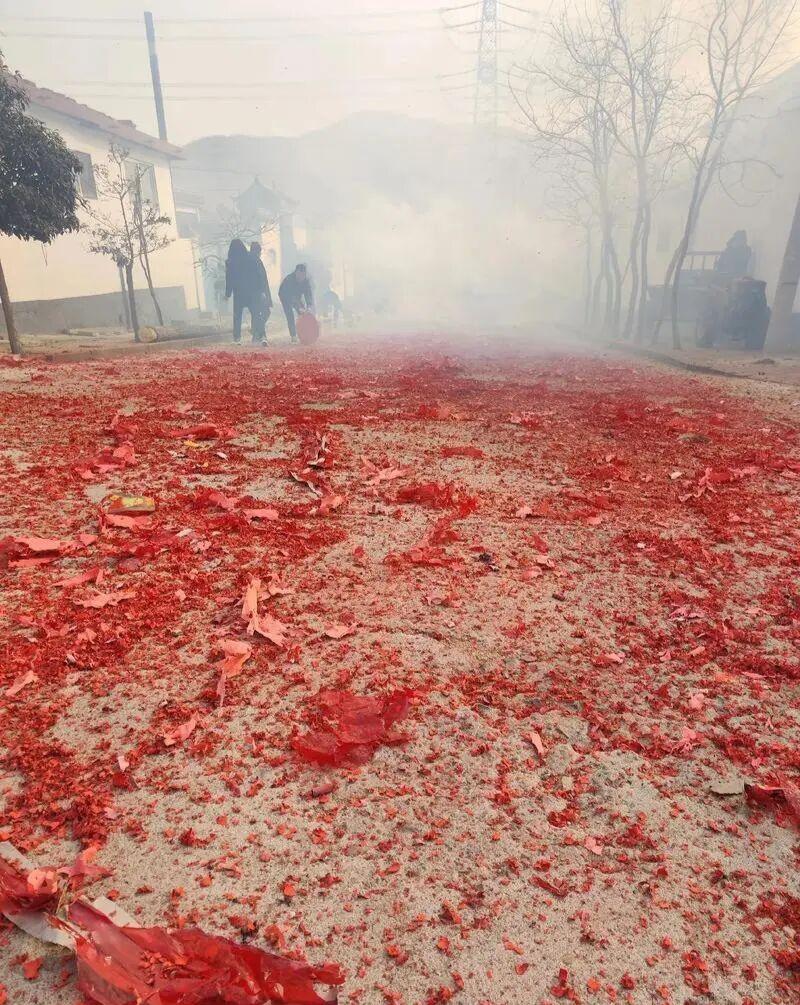 全面禁止也不必，毕竟过年放鞭炮的传统习俗仍受很多人喜爱。但放鞭炮产生的空气和噪声