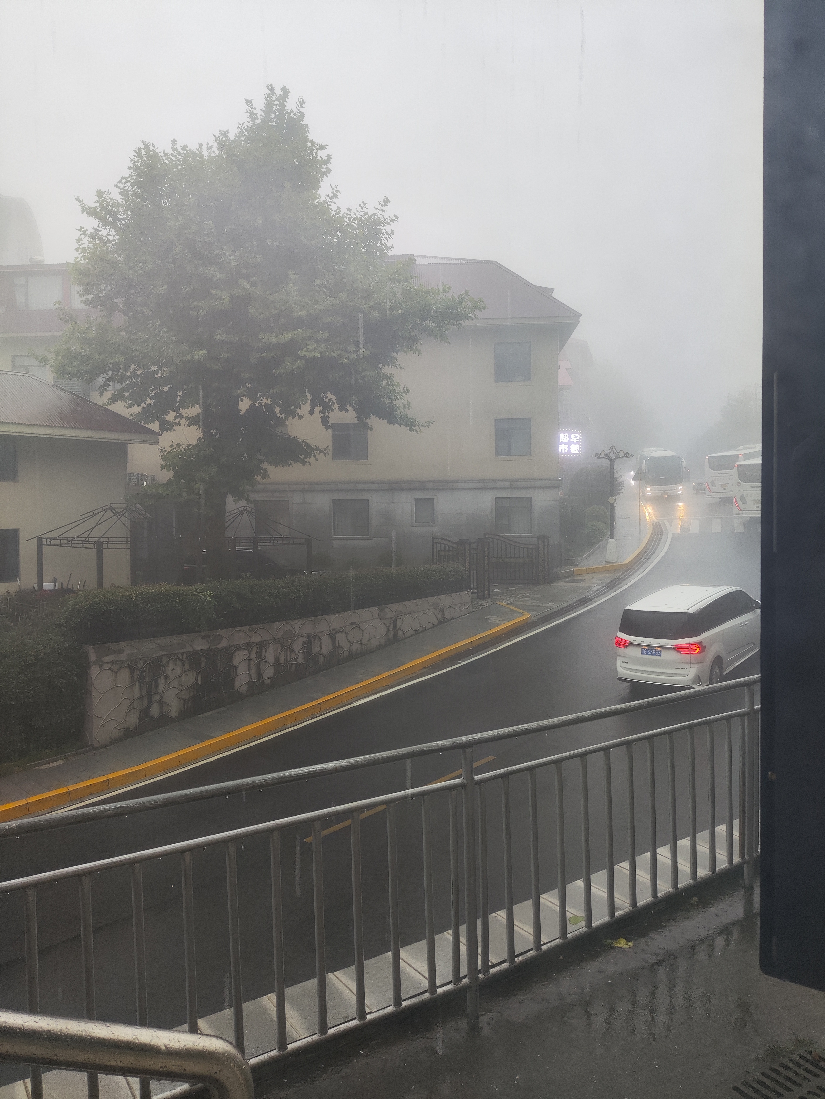 同學们早ﾉ☀庐山的浓雾、狂风、暴雨，都是说来就来，准备撤吧