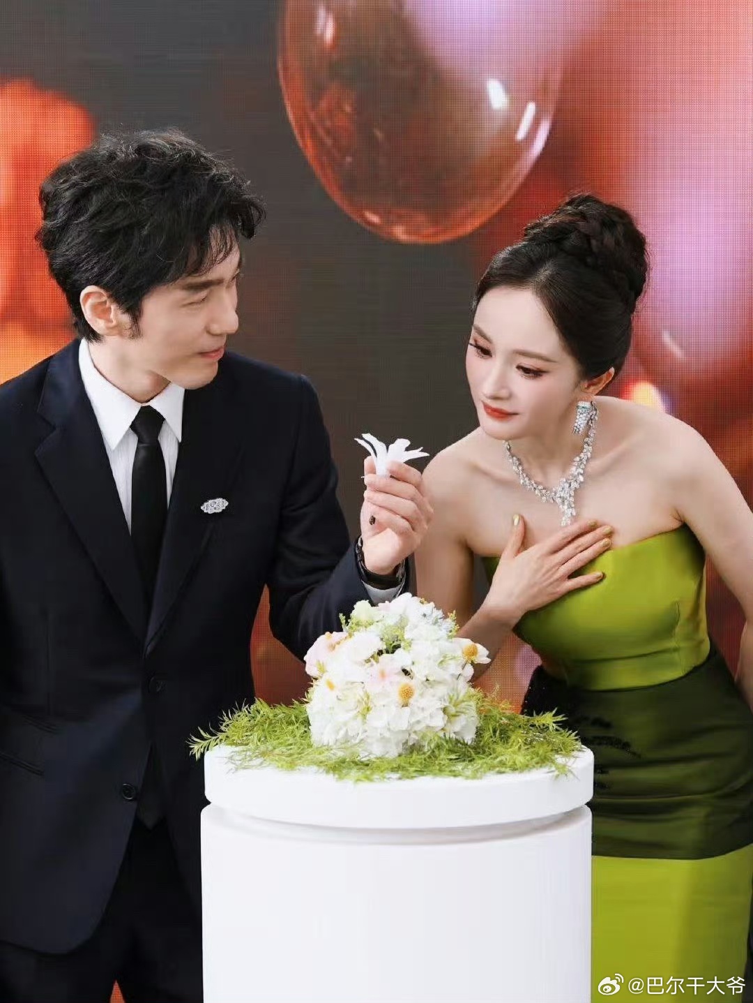 白宇摘下白玉兰送给杨幂 闪回二位的《谢谢你医生》，通过这部剧很多人和大爷一样第一