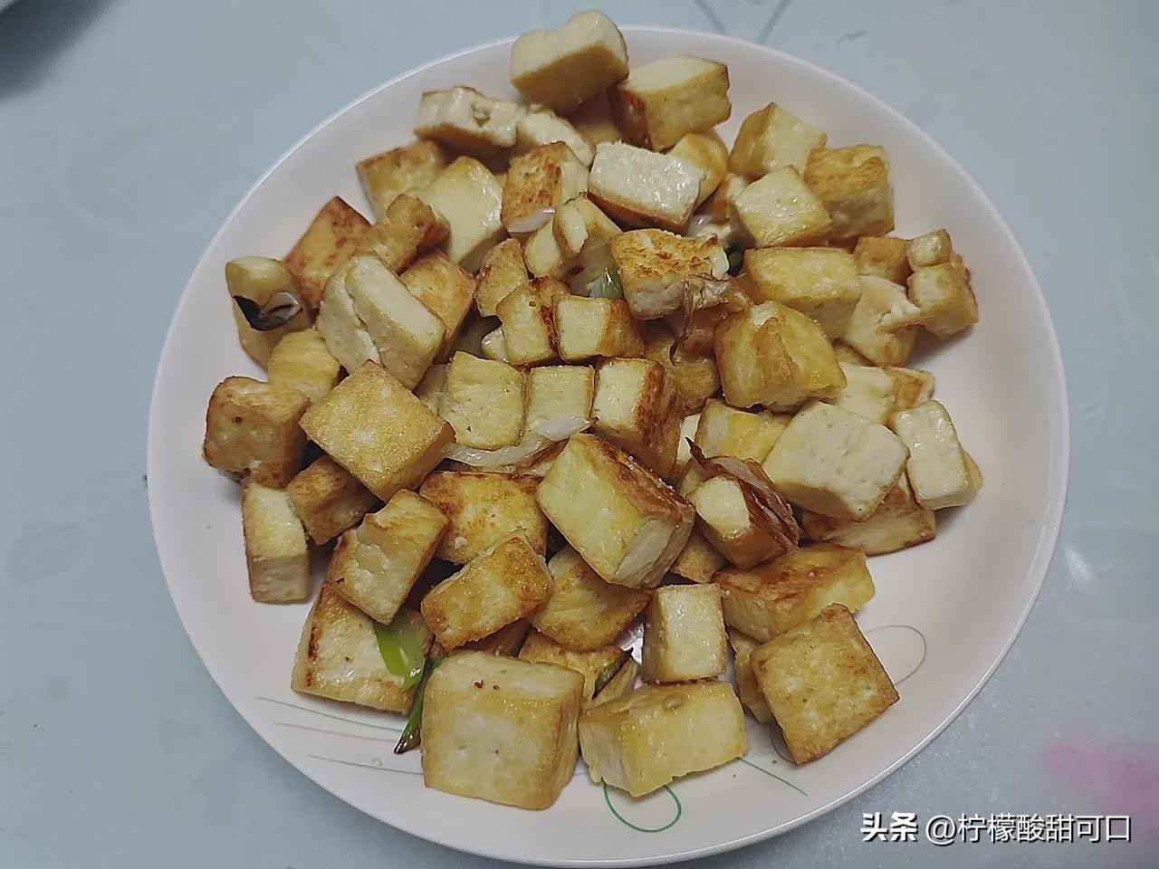三伏天已至，民间有“头伏饺子二伏面，三伏烙饼摊鸡蛋”的说法。很多人只知头伏吃饺子