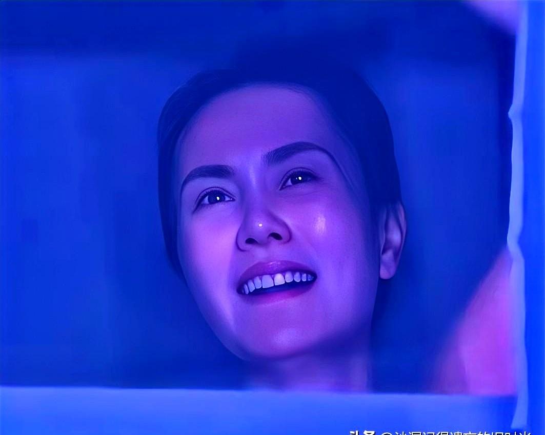 快60岁的王菲，活成了多少女人不敢想的样子。

新专辑里，她把两次失败的婚姻写成
