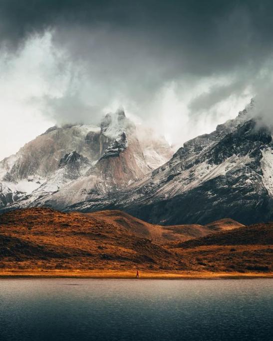 莫看湖面平如镜，要看湖底深如渊：人生最该懂的通透智慧
 
        老子言