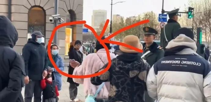 现在压力给到了上海方面，因为某女性在上海街头骚扰站岗哨兵的事儿已经引起了举国关注