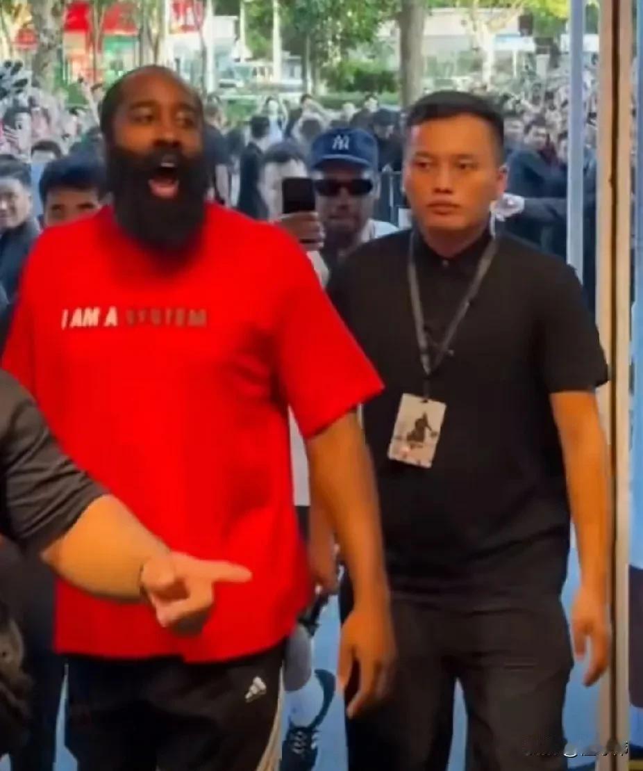 哈登在中国的人气确实是非常高！哈登开启中国行，已经抵达广州！

活动现场，人山人