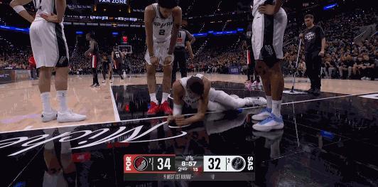 看着都疼！文班亚马倒地受伤返回更衣室！
在今天NBA季后赛马刺对阵开拓者的第二节