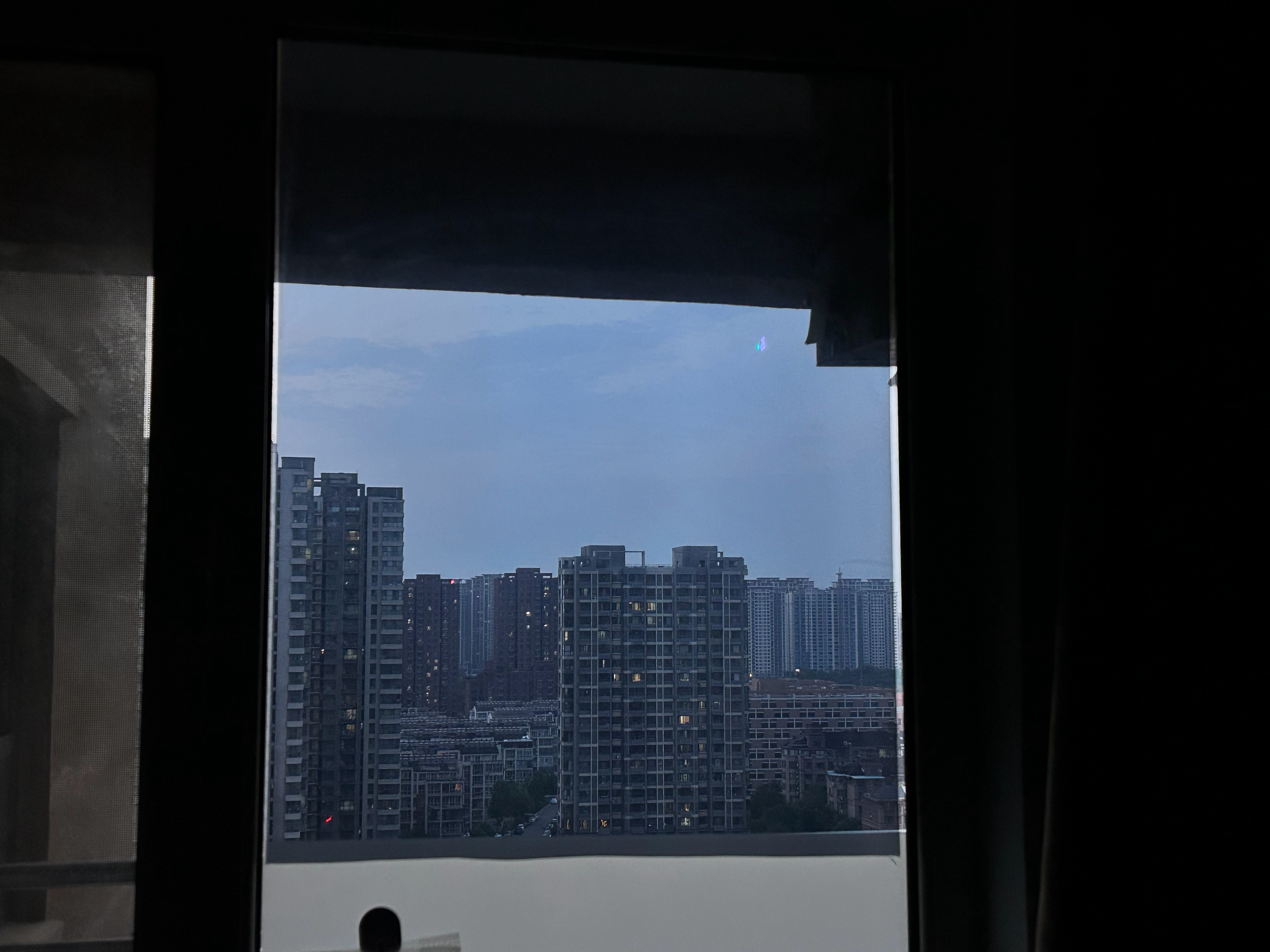 这个世界一直在搞我，我当了那么多年的傻瓜，吃了那么多亏，上了那么多当，这个世界依