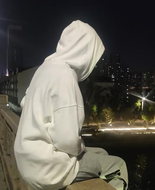 一女子想跳河自尽，被一大哥拦下：反正你也想不开。大哥说：你死了太可惜了，不如成全