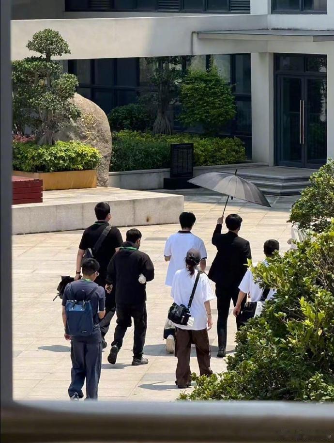 宋威龙重回凌霄高中 妈呀宋威龙穿着校服重新回到了凌霄的高中，谁梦回了！！ 