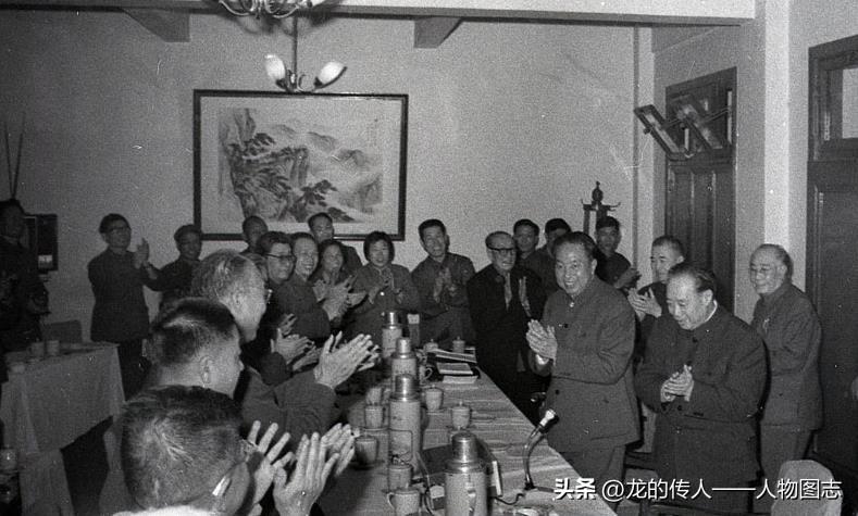 1978年2月27日下午，华国锋以普通人大代表的身份，来到北京代表团的小组会上，