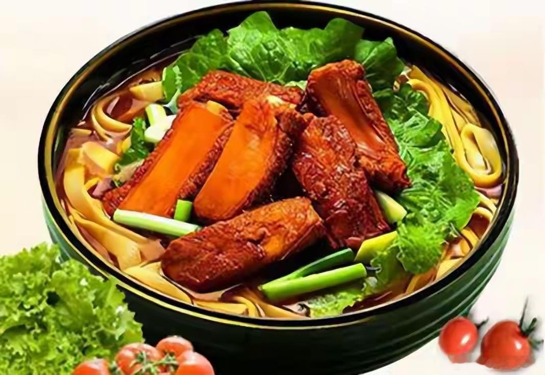 泸州味道 【排骨刀削面】1.先把卷心菜洗干净放在盘子里面2.在把排骨，香菇，加水