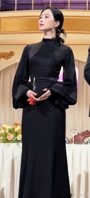 刘诗诗hi6姐感少女感秒切 你好星期六 刘诗诗黑色长裙美艳全场，姐姐气质十足！扎