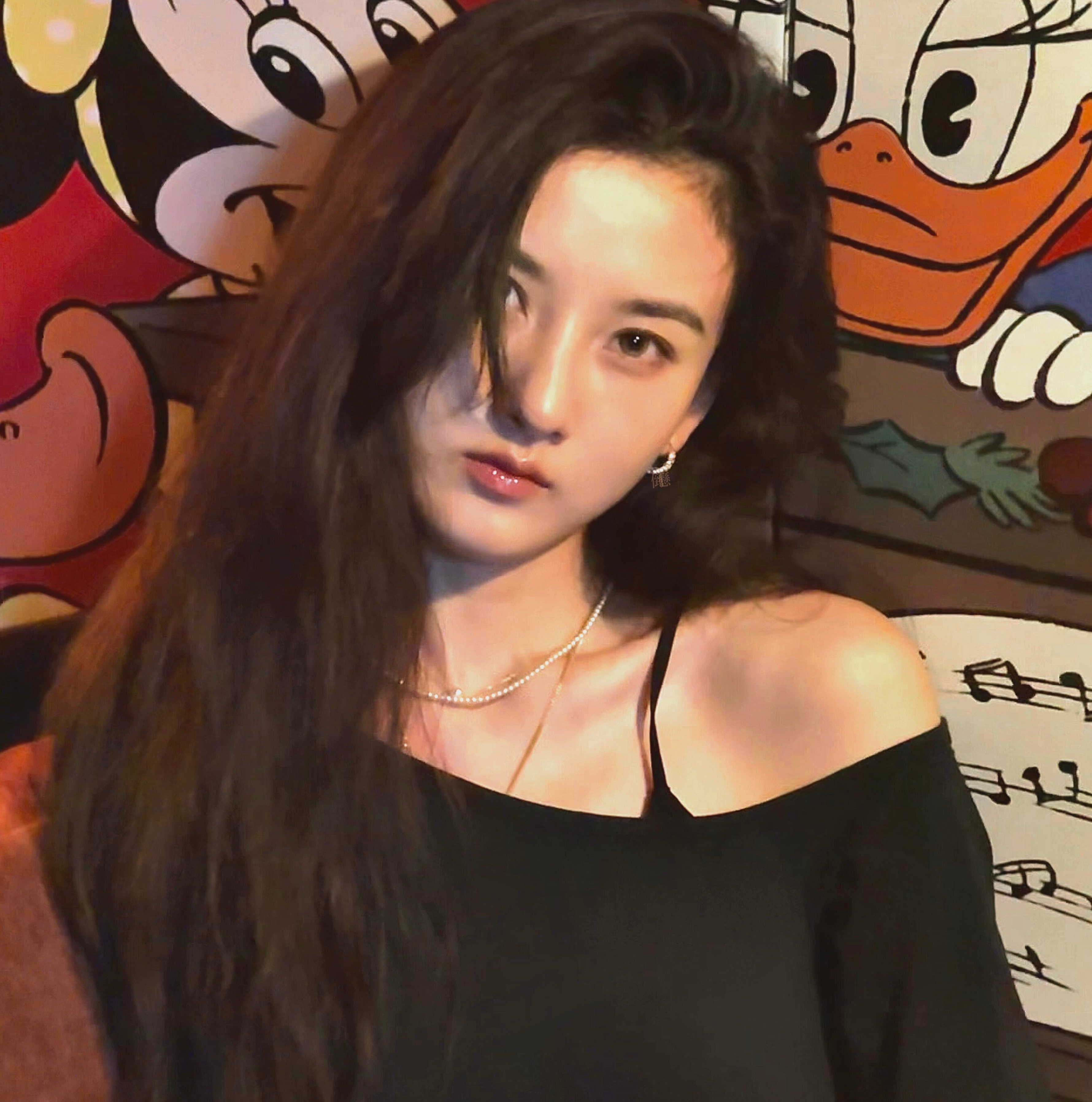 同1天 同1场景拍照时是混血美瞳，vlog态是宋祖儿原生眼珠子。 