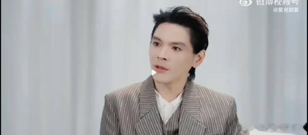 向华强公开讲过：想捧红谁就捧红谁，但亲儿子向佐，他就是捧不红。 这不是网友骂的，