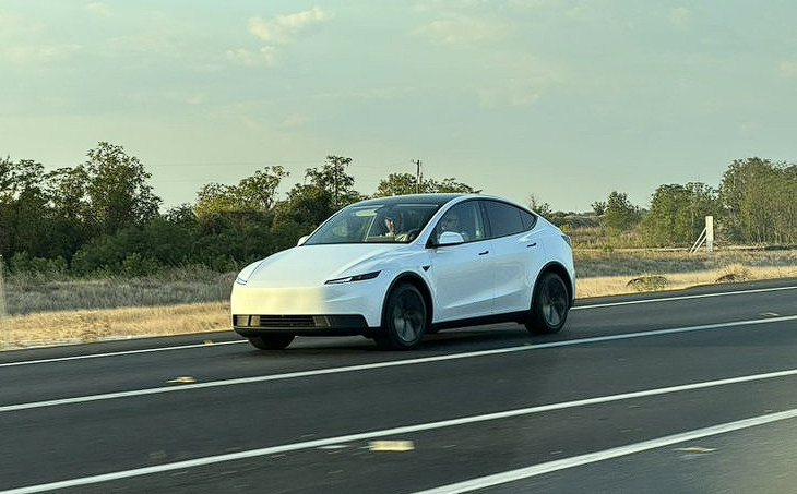 特斯拉低价ModelY实车曝光不出新的车型，而是直接减配降价，这波操作[666]