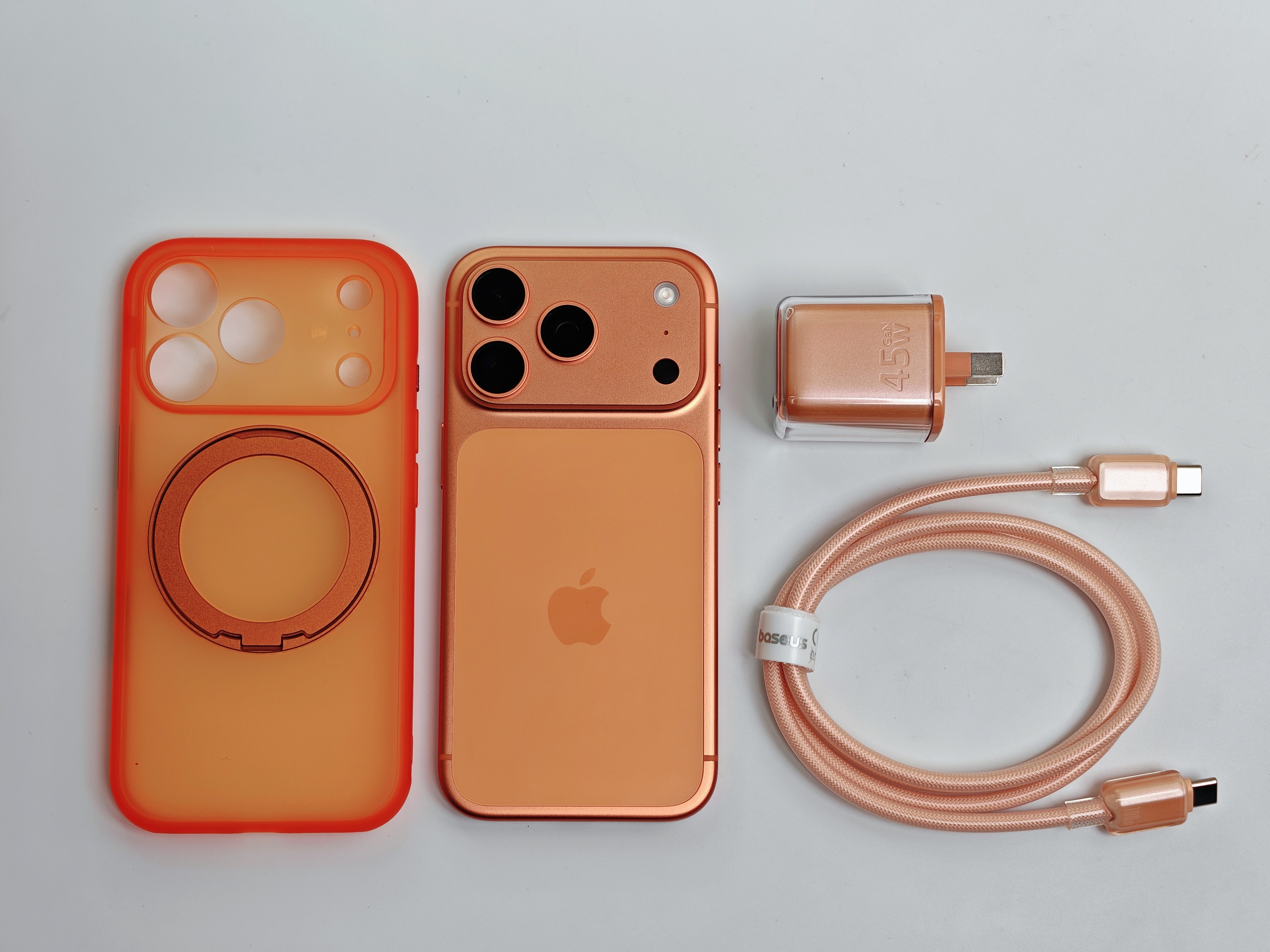 买了一个iPhone17 Pro，又买了一套倍思的手机壳、钢化膜和充电套装，全都