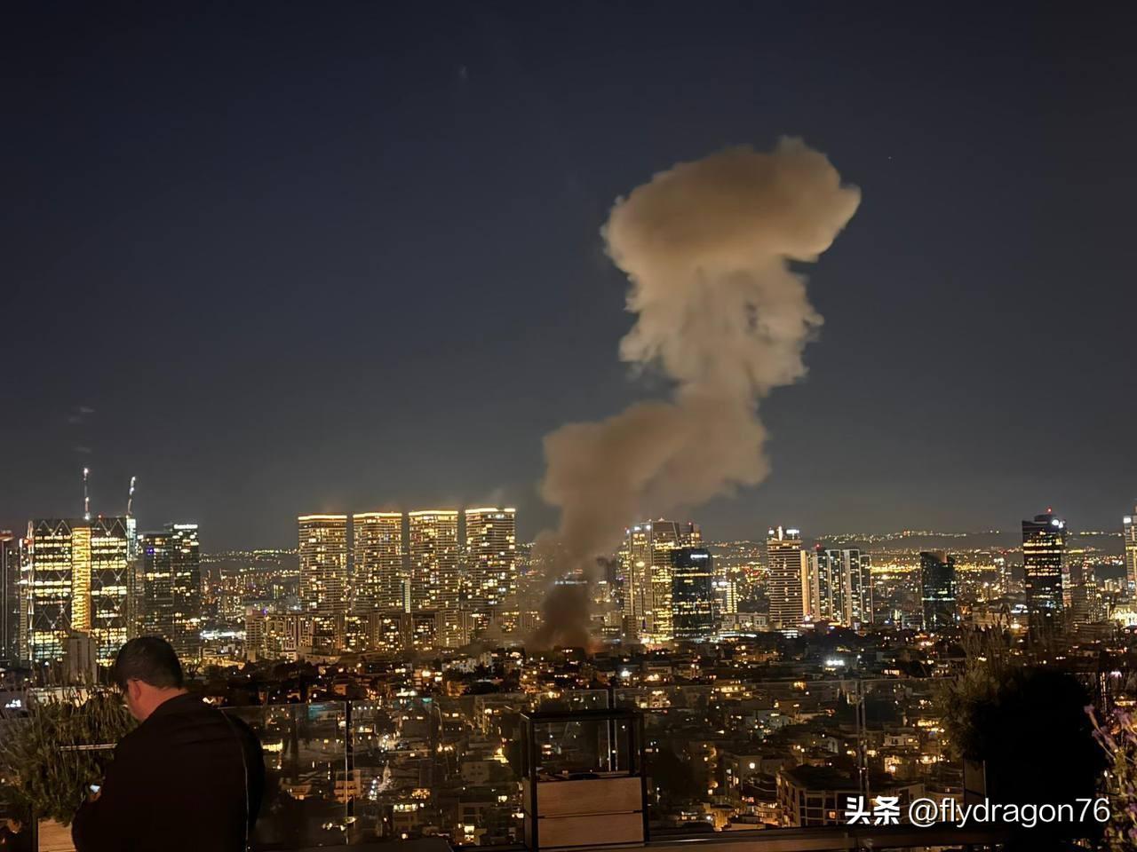 🇮🇱🇮🇷伊朗导弹袭击特拉维夫的画面（图一、二）。

伊朗弹道导弹在特拉维