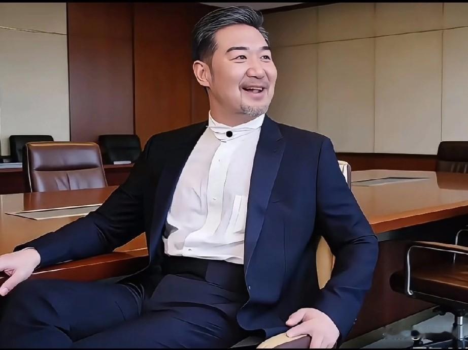 70岁张国立活成人生赢家，背后却藏着心酸！从铁路工人逆袭成国民戏骨，身家过亿家庭