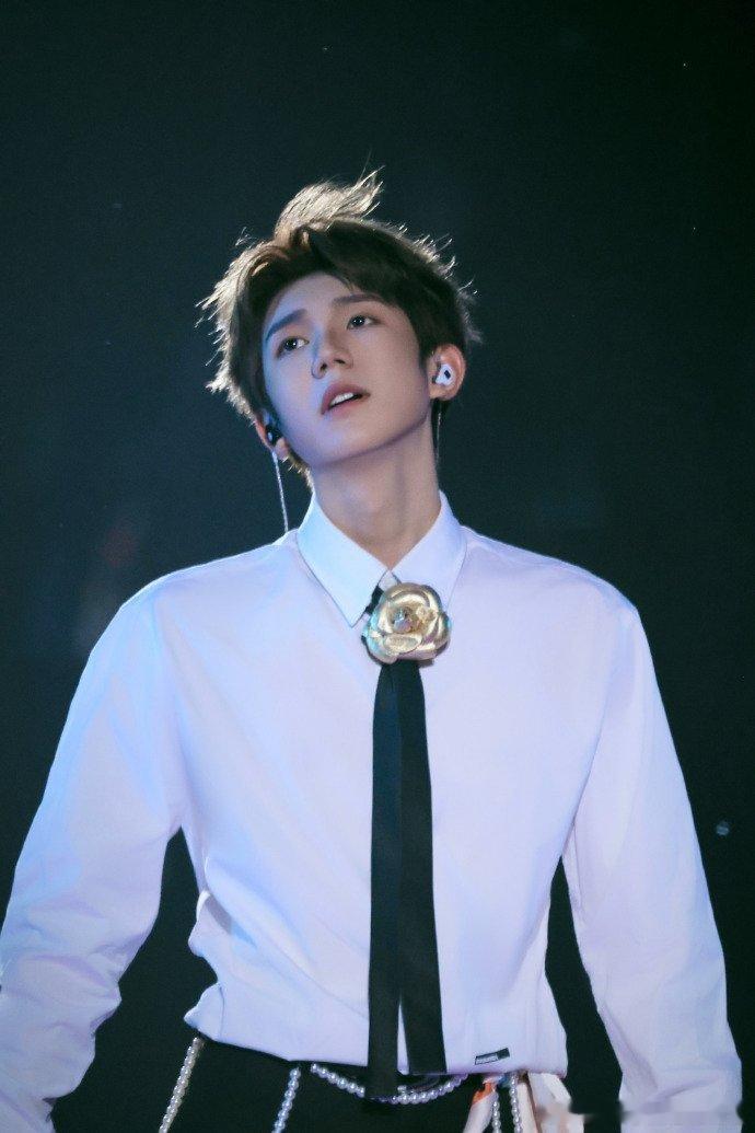 王源把床搬到了客厅边“躺平”边唱悲伤美好，这花活比经费燃烧的屏幕还炸，内娱舞台卷