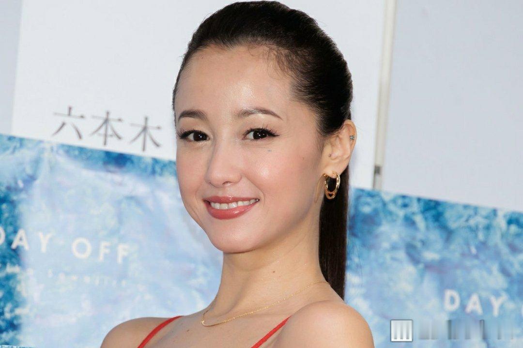 日娱新闻泽尻绘里香 演员泽尻绘里香于5月23日在东京都内举办了写真集《DAY O