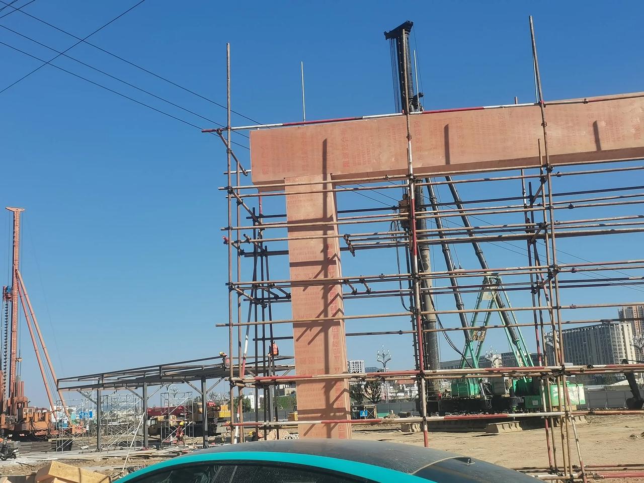 巫家坝第三所小学正在进行施工中
有的人说是今年秋季学期就能投入运营。我看没这么快