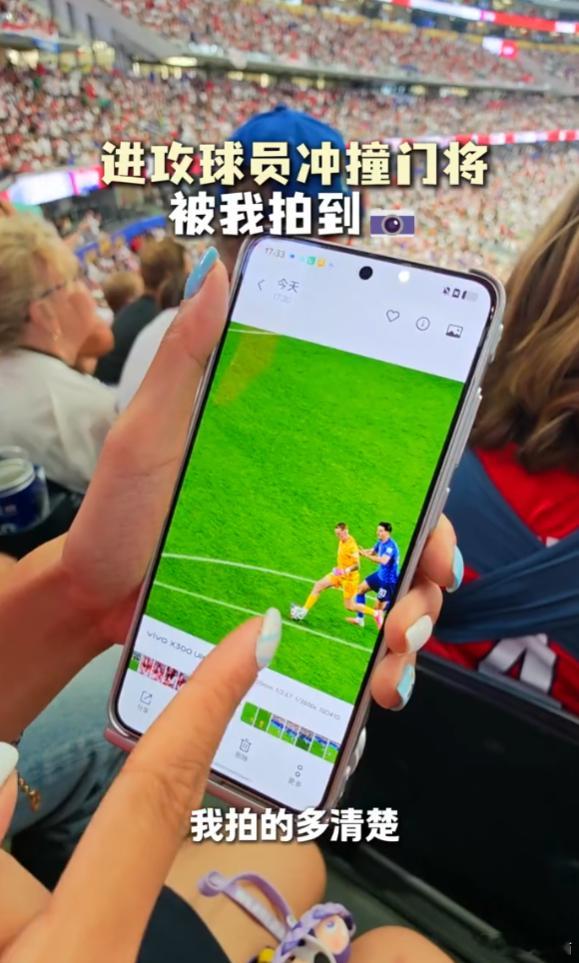 老外问我这是相机还是手机虽说中国队没去世界杯，但中国元素可是处处都在啊掏出 vi