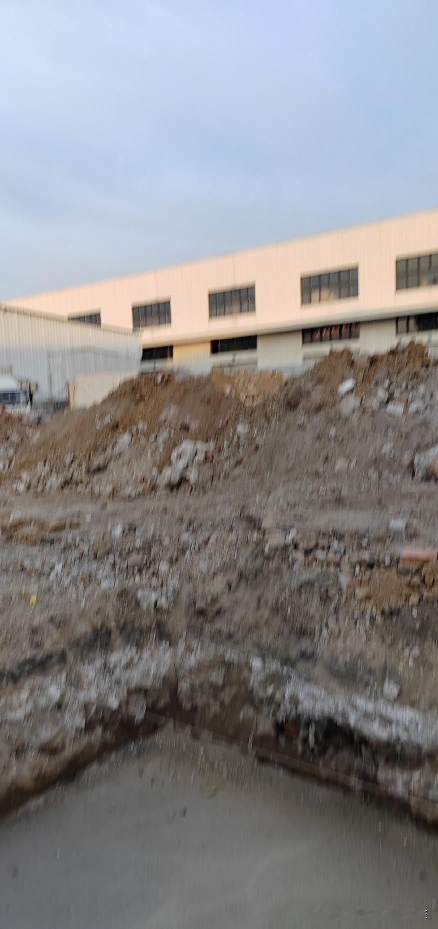 现如今在工地上务工，但凡没有开车，依靠摩托车、两轮电动车往返工地的工友，无论当下