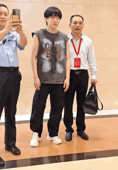 下午到达的时候，看到了草莓熊和楚钦一起，
上电梯之后，看到了卷毛也在，
但是有意