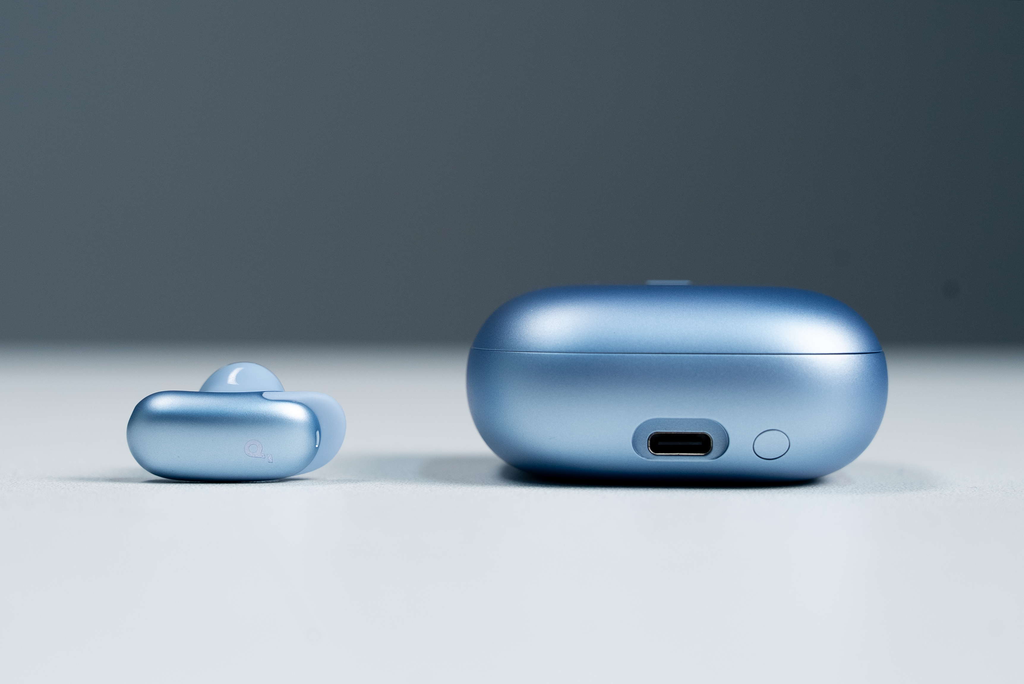 Anker 这款 Liberty 5 Pro 消噪耳机还挺有意思的，尤其这个蓝色