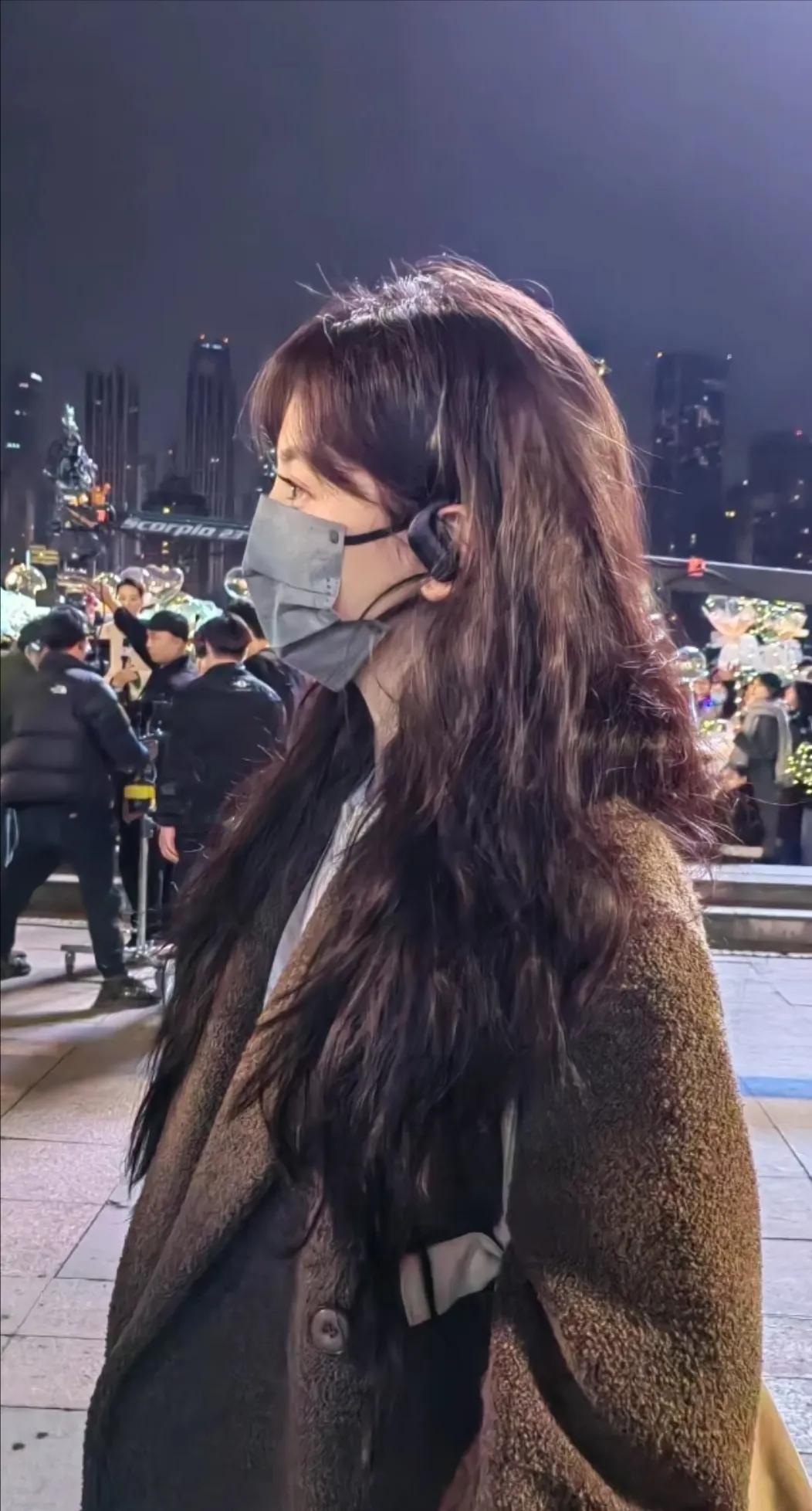 重庆南岸麦德龙看到了《难哄》女主角章若楠，她好少女啊，清纯又可爱，真的是天生的大