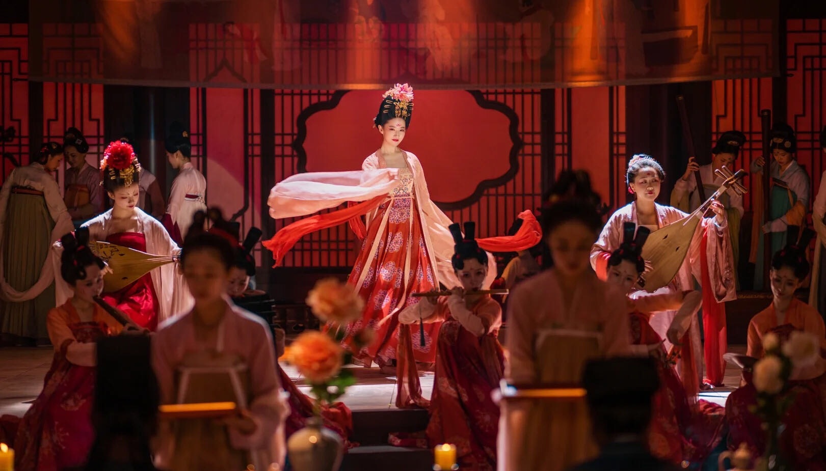 如果用一个颜色来形容唐代服饰？你觉得是那种颜色呢？ 