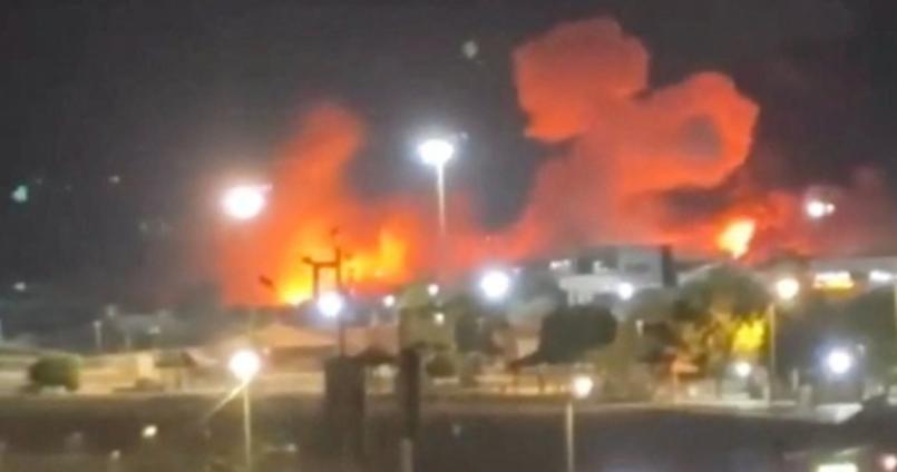 美军7个小时炸弹雨暴打伊朗，伊朗石油城爆发两次大爆炸！美军战机沿着伊朗海岸线，一
