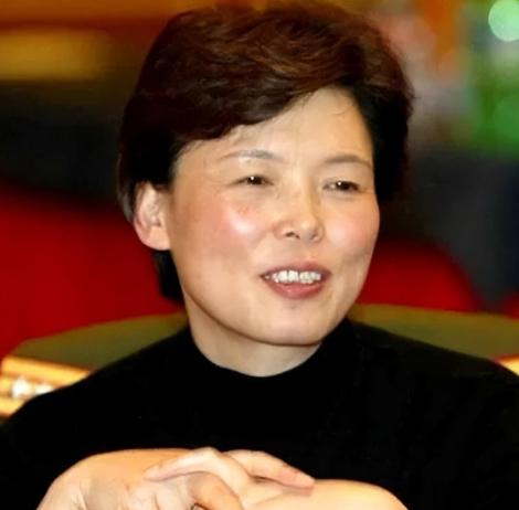 2013年，女排名将陈招娣被病痛折磨到极限，生命走到尽头。她把丈夫叫到床前，忍着