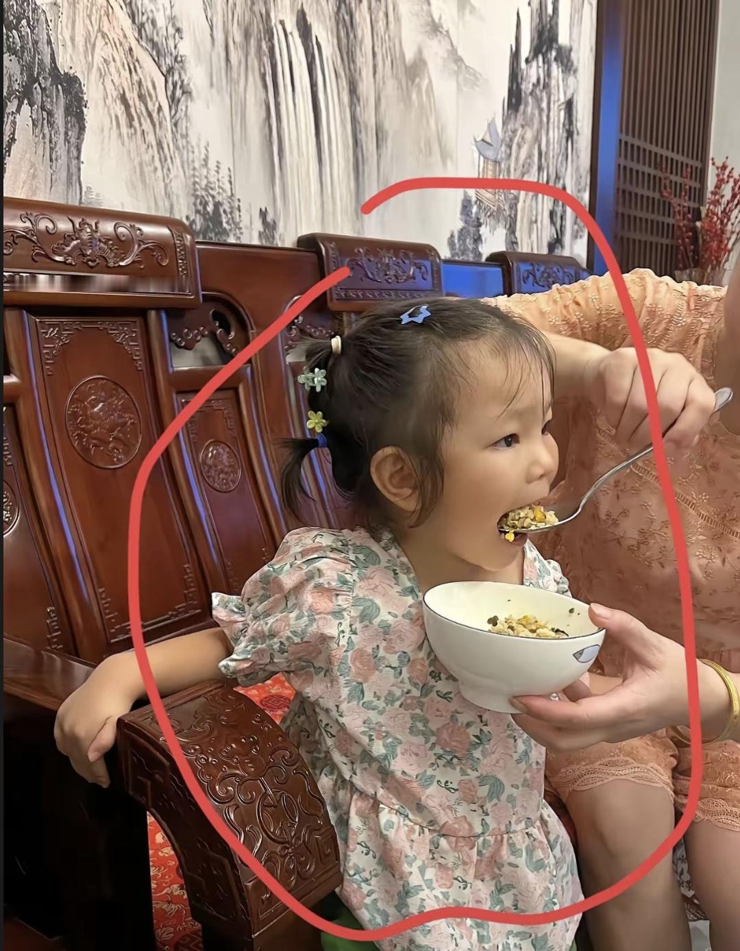 隔壁搬来个30岁上下的女人，带着5岁女儿。孩子天天在家里哭，晚上还能听见。听说她